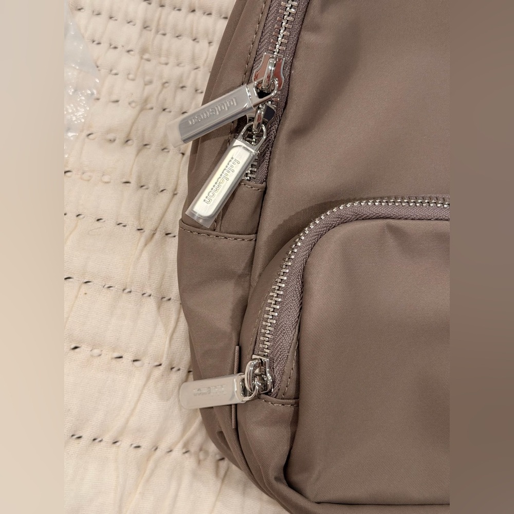 Lululemon Everywhere Sling Bag 4.2L- Warm Ash Grey - Picture 8 of 9